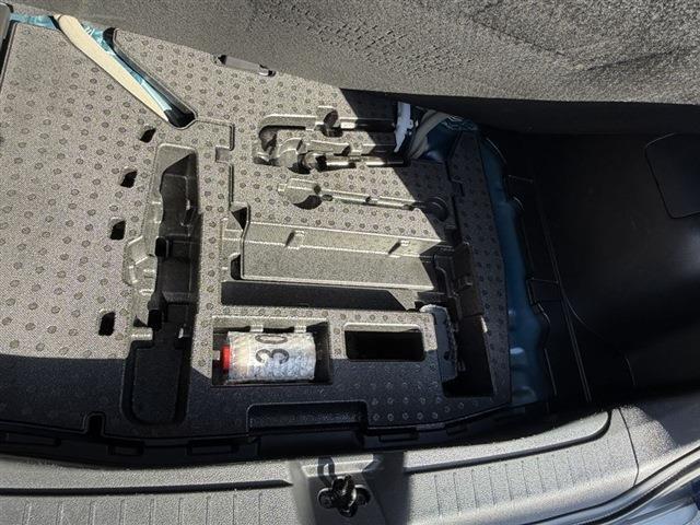 ノート Ｘ　純正９インチナビ　ＴＶ　Ｂｌｕｅｔｏｏｔｈ　ＣＤ　全周囲カメラ　ＥＴＣ　クリアランスソナー　ステアリングスイッチ　デジタルインナーミラー　電動格納ミラー　フロアマット　スマートキー　スペアキー（12枚目）