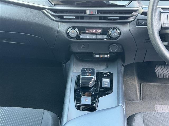 ノート Ｘ　純正９インチナビ　ＴＶ　Ｂｌｕｅｔｏｏｔｈ　ＣＤ　全周囲カメラ　ＥＴＣ　クリアランスソナー　ステアリングスイッチ　デジタルインナーミラー　電動格納ミラー　フロアマット　スマートキー　スペアキー（17枚目）