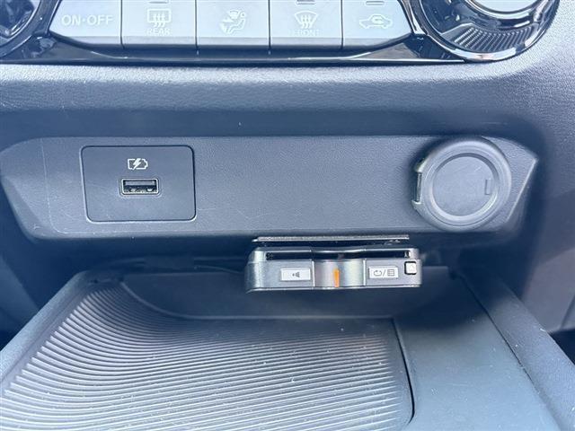 ノート Ｘ　純正９インチナビ　ＴＶ　Ｂｌｕｅｔｏｏｔｈ　ＣＤ　全周囲カメラ　ＥＴＣ　クリアランスソナー　ステアリングスイッチ　デジタルインナーミラー　電動格納ミラー　フロアマット　スマートキー　スペアキー（21枚目）