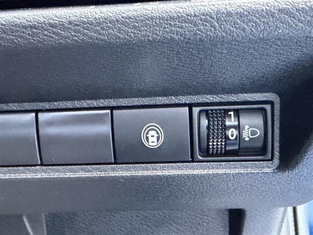 ノート Ｘ　純正９インチナビ　ＴＶ　Ｂｌｕｅｔｏｏｔｈ　ＣＤ　全周囲カメラ　ＥＴＣ　クリアランスソナー　ステアリングスイッチ　デジタルインナーミラー　電動格納ミラー　フロアマット　スマートキー　スペアキー（23枚目）