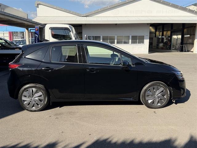 ノート Ｘ　純正９インチナビ　ＴＶ　Ｂｌｕｅｔｏｏｔｈ　ＣＤ　全周囲カメラ　ＥＴＣ　クリアランスソナー　ステアリングスイッチ　デジタルインナーミラー　フロアマット　スマートキー　スペアキー（7枚目）