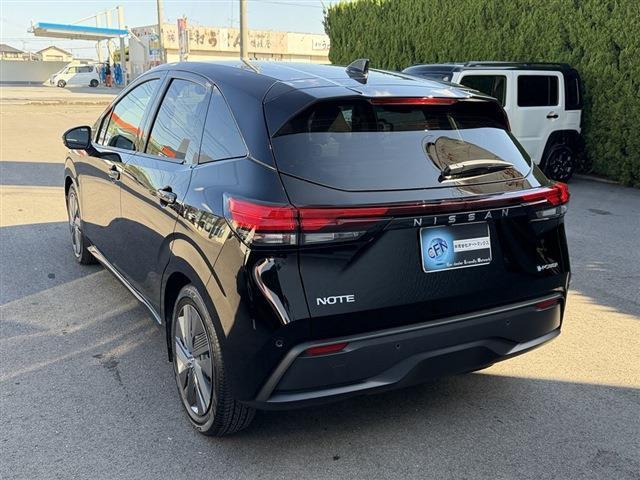 ノート Ｘ　純正９インチナビ　ＴＶ　Ｂｌｕｅｔｏｏｔｈ　ＣＤ　全周囲カメラ　ＥＴＣ　クリアランスソナー　ステアリングスイッチ　デジタルインナーミラー　フロアマット　スマートキー　スペアキー（10枚目）