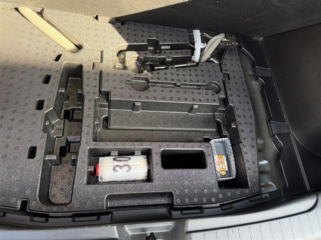 ノート Ｘ　純正９インチナビ　ＴＶ　Ｂｌｕｅｔｏｏｔｈ　ＣＤ　全周囲カメラ　ＥＴＣ　クリアランスソナー　ステアリングスイッチ　デジタルインナーミラー　フロアマット　スマートキー　スペアキー（12枚目）