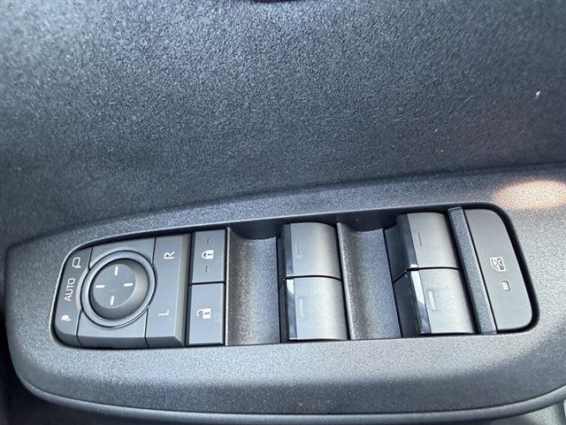 ヤリスクロス ハイブリッドZ ウルバーノ トヨタセーフティセンス 純正8インチディスプレイオーディオナビ TV Bluetooth 全周囲カメラ LEDヘッドライト LEDフォグ デイライト パワーシート シートヒーター ステアリングスイッチ(37枚目)