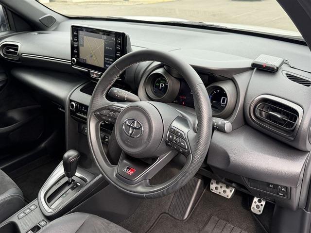 ヤリスクロス ハイブリッド　ＧＲスポーツ　トヨタセーフティセンス　ＧＲレッドキャリパー　純正８インチディスプレイオーディオナビ　Ｂｌｕｅｔｏｏｔｈ　全周囲カメラ　ＥＴＣ　ＬＥＤヘッドライト　ハーフレザーシート　クリアランスソナー（14枚目）