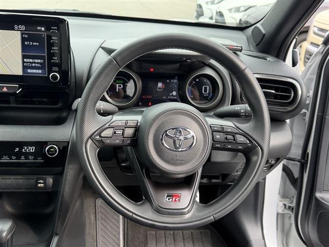 ヤリスクロス ハイブリッド　ＧＲスポーツ　トヨタセーフティセンス　ＧＲレッドキャリパー　純正８インチディスプレイオーディオナビ　Ｂｌｕｅｔｏｏｔｈ　全周囲カメラ　ＥＴＣ　ＬＥＤヘッドライト　ハーフレザーシート　クリアランスソナー（16枚目）