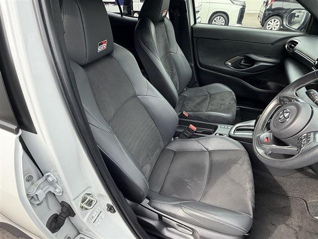 ヤリスクロス ハイブリッド　ＧＲスポーツ　トヨタセーフティセンス　ＧＲレッドキャリパー　純正８インチディスプレイオーディオナビ　Ｂｌｕｅｔｏｏｔｈ　全周囲カメラ　ＥＴＣ　ＬＥＤヘッドライト　ハーフレザーシート　クリアランスソナー（20枚目）