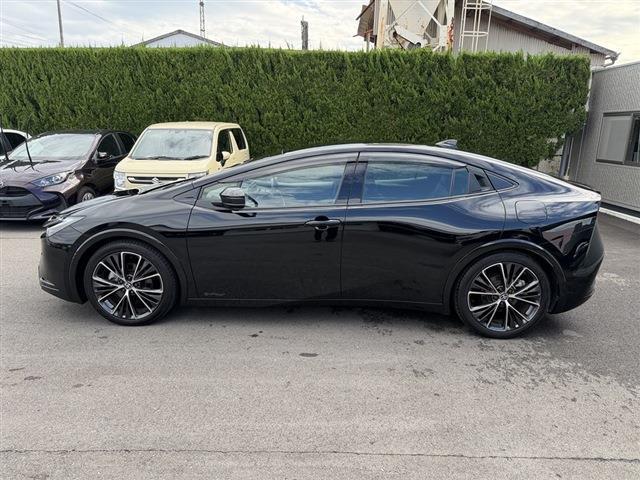 プリウス Ｚ　４ＷＤ　純正１２．３インチディスプレイオーディオナビ　Ｂｌｕｅｔｏｏｔｈ　全周囲カメラ　レザーシート　パワーシート　シートヒーター／エアコン　ＥＴＣ２．０　ドラレコ　置くだけ充電　パワーバックドア（3枚目）