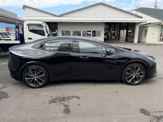 プリウス Ｚ　４ＷＤ　純正１２．３インチディスプレイオーディオナビ　Ｂｌｕｅｔｏｏｔｈ　全周囲カメラ　レザーシート　パワーシート　シートヒーター／エアコン　ＥＴＣ２．０　ドラレコ　置くだけ充電　パワーバックドア（7枚目）