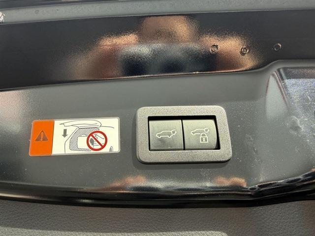 プリウス Ｚ　４ＷＤ　純正１２．３インチディスプレイオーディオナビ　Ｂｌｕｅｔｏｏｔｈ　全周囲カメラ　レザーシート　パワーシート　シートヒーター／エアコン　ＥＴＣ２．０　ドラレコ　置くだけ充電　パワーバックドア（12枚目）