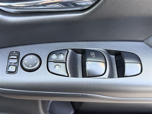 セレナ ハイウェイスターＶ　純正７インチナビ　ＴＶ　ＣＤ　Ｂｌｕｅｔｏｏｔｈ　全周囲カメラ　両側パワースライドドア　ＬＥＤヘッドライト　ＬＥＤフォグ　ＥＴＣ　純正１６インチＡＷ　クリアランスソナー　ステアリングスイッチ（36枚目）