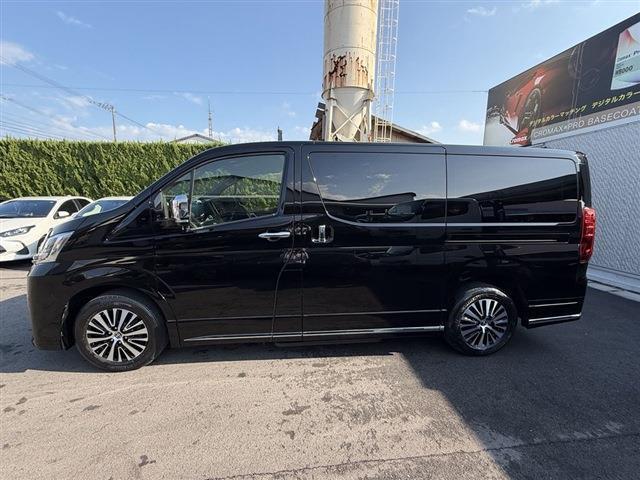 グランエース プレミアム　純正ディスプレイオーディオナビ・Ｂｌｕｅｔｏｏｔｈ　１２．１インチフリップダウンモニター　全周囲カメラ　両側パワースライドドア　黒レザーシート　シートヒーター　サイドステップ　デジタルインナーミラー（3枚目）