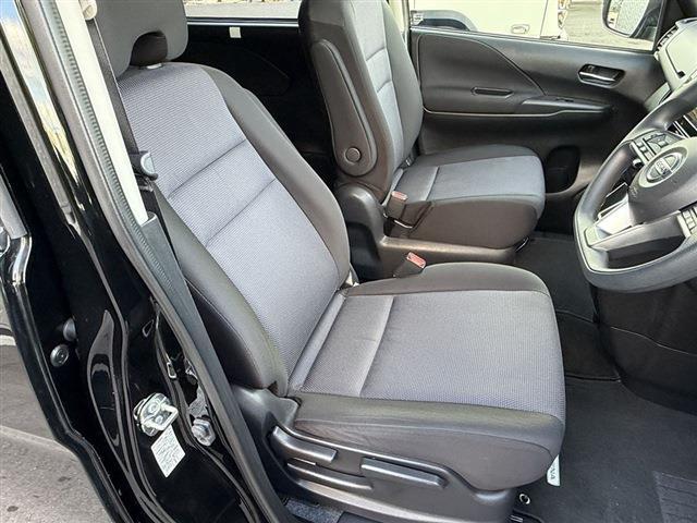 セレナ Ｘ　純正７インチナビ　ＴＶ　ＣＤ　Ｂｌｕｅｔｏｏｔｈ　バックカメラ　左側パワースライドドア　ＥＴＣ　ブラインドスポットモニター　クリアランスソナー　ステアリングスイッチ　電動格納ミラー　スマートキー（18枚目）