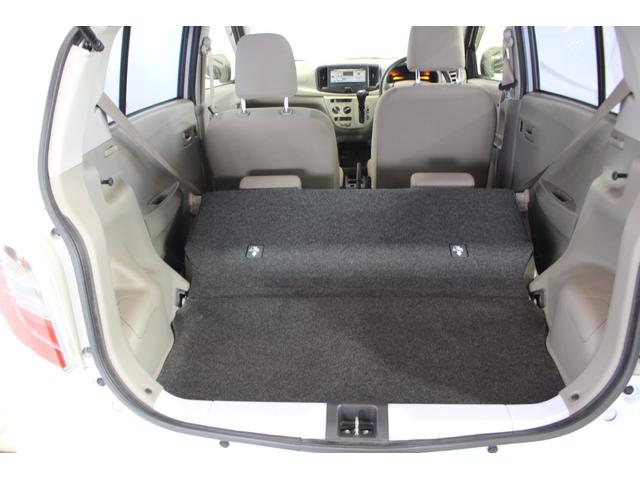 後部座席を折りたたむと大きめの荷物を積めるスペースになりますよ。