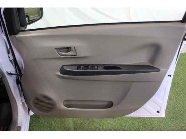 運転席のドアにも多彩な収納が付いています。