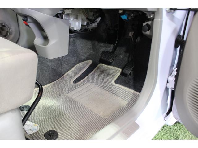 足元も広々しています。