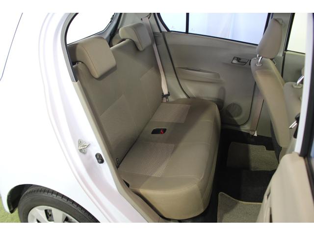 後部座席はコンパクトながらもゆったりとくつろげます。