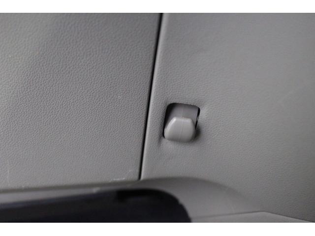 荷物をかけるのに便利なフックがついています。