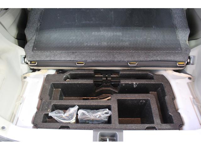 パンクの際に応急処置ができる工具一式が常備されています。