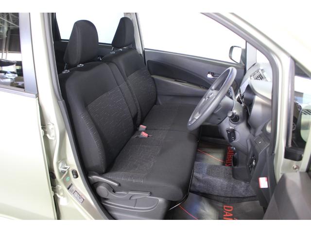 運転席から手の届く位置によく使うものが機能的に配置されています。