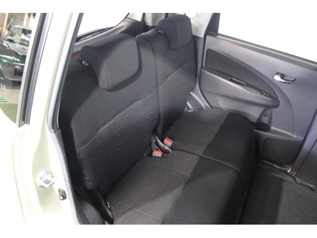 後部座席はコンパクトながらもゆったりとくつろげます。