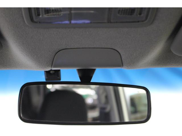 大きなルームミラーで後方もよく見えます。