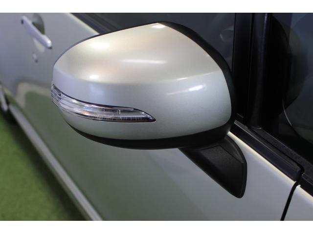 ターンシグナル付き電動格納ミラーです。