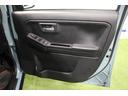 運転席のドアにも多彩な収納が付いています。