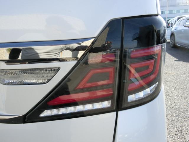 ヴェルファイア 2.4Z ゴールデンアイズII ☆アルパイン9インチナビ☆アルパインフリップダウンモニター☆バックカメラ☆ETC☆ハーフレザーシート☆セカンドシートオットマン☆両側パワースライドドア☆パワーバックドア☆社外テールランプ☆(11枚目)