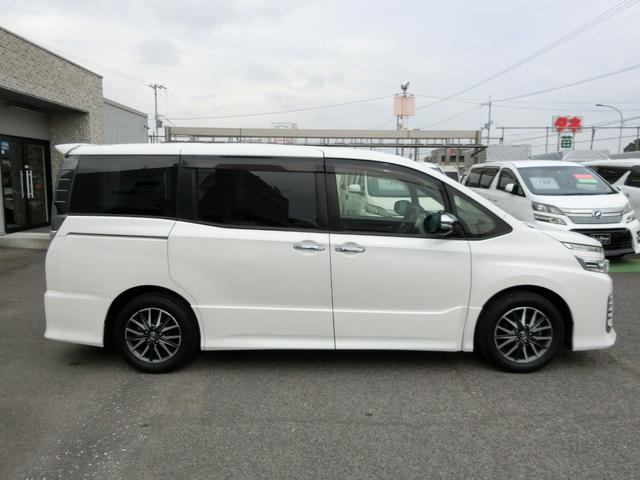 ヴォクシー ZS 煌 ☆純正9インチナビ☆フリップダウンモニター☆バックカメラ☆ETC☆本革巻ステアリング☆サンシェード☆両側パワースライドドア☆コーナーセンサー☆LEDヘッドランプ☆純正16インチアルミホイール(4枚目)
