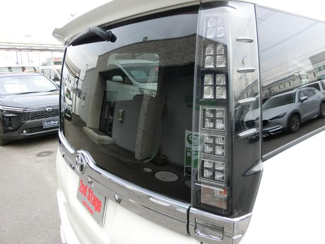 ヴォクシー ZS 煌 ☆純正9インチナビ☆フリップダウンモニター☆バックカメラ☆ETC☆本革巻ステアリング☆サンシェード☆両側パワースライドドア☆コーナーセンサー☆LEDヘッドランプ☆純正16インチアルミホイール(12枚目)