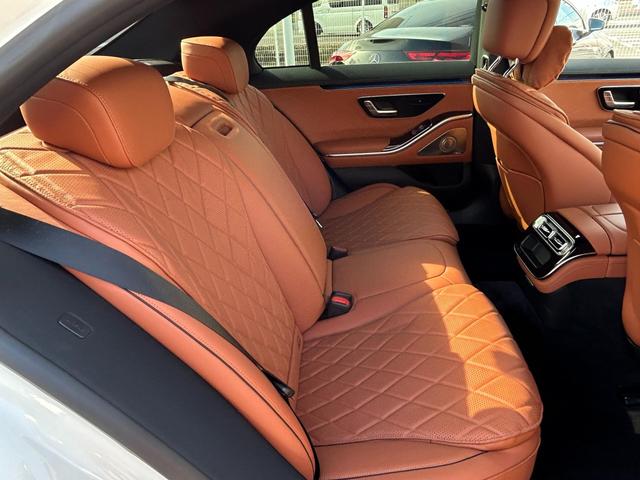 Ｓクラス Ｓ５００　４マチックロング　ＡＭＧライン　ＩＳＧ搭載モデル　４ＷＤ　パノラミックスライディングルーフ　レザーエクスクルーシブパッケージ　　ベーシックパッケージ　ＨＤＤナビ／ＤＴＶ　レーダーセーフティ　ブラウンレザーシート　禁煙車　ワンオーナー（11枚目）