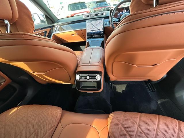 Ｓクラス Ｓ５００　４マチックロング　ＡＭＧライン　ＩＳＧ搭載モデル　４ＷＤ　パノラミックスライディングルーフ　レザーエクスクルーシブパッケージ　　ベーシックパッケージ　ＨＤＤナビ／ＤＴＶ　レーダーセーフティ　ブラウンレザーシート　禁煙車　ワンオーナー（13枚目）