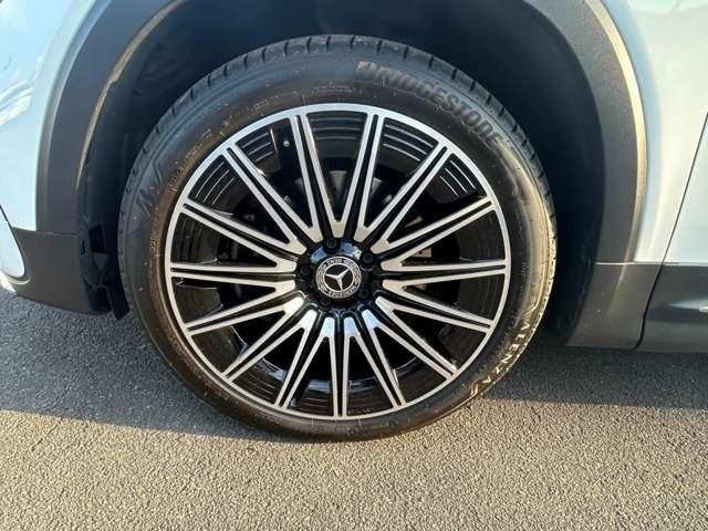 �����Z�f�X�x���c�����A���~�z�C�[���́A���x�ɗD��Ă���A�f�U�C���������˔����Ă���܂��B