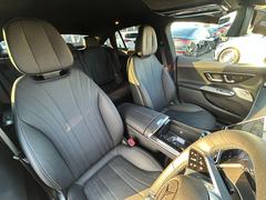 メルセデスのシートは少し硬めになっております。長時間の運転の際、適度な反発があることで、お尻や腰の負担を減らす効果がございます。 5