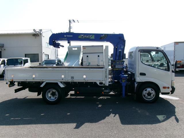 デュトロ クレーン付き平ボディ　４段ブーム／３ｔ積／ラジコン／フックイン／６ＭＴ／タダノ／荷台床木板張り／ロープ穴４対（3枚目）
