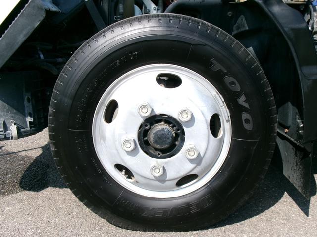 デュトロ クレーン付き平ボディ　４段ブーム／３ｔ積／ラジコン／フックイン／６ＭＴ／タダノ／荷台床木板張り／ロープ穴４対（51枚目）