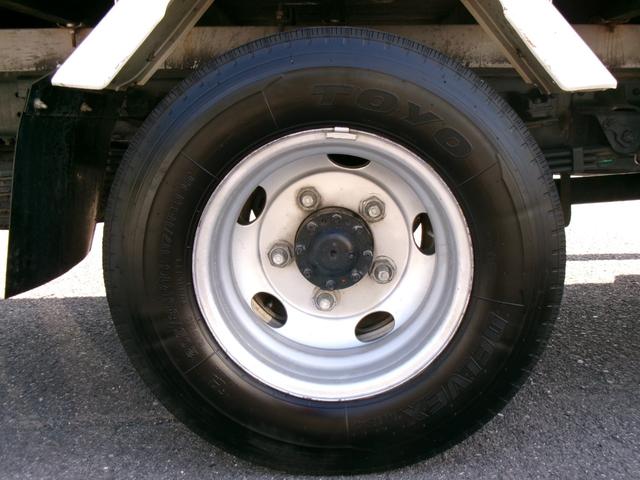 デュトロ クレーン付き平ボディ　４段ブーム／３ｔ積／ラジコン／フックイン／６ＭＴ／タダノ／荷台床木板張り／ロープ穴４対（57枚目）