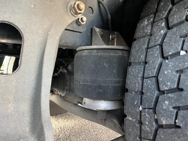 ヒノレンジャー 平ボディ/アルミハイブロック/ワイド/6200/エアサス/最大2950kg積載/6MT/床鉄板/内カン/メッキ架装/200L+100L燃料タンク/ステン道具箱/ETC/トランテックス/240PS(47枚目)