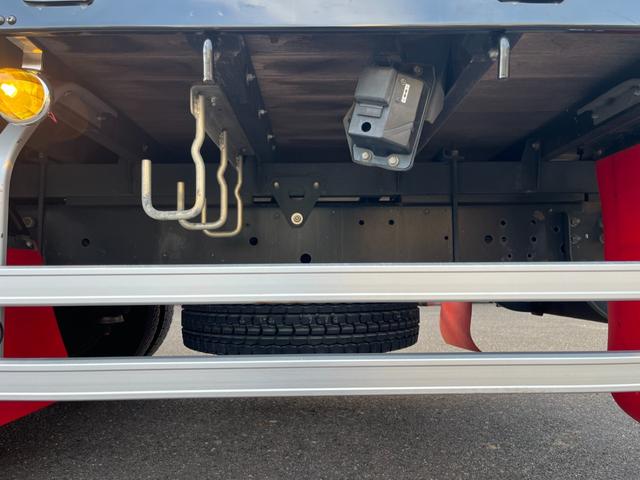 ヒノレンジャー 平ボディ/アルミハイブロック/ワイド/6200/エアサス/最大2950kg積載/6MT/床鉄板/内カン/メッキ架装/200L+100L燃料タンク/ステン道具箱/ETC/トランテックス/240PS(48枚目)