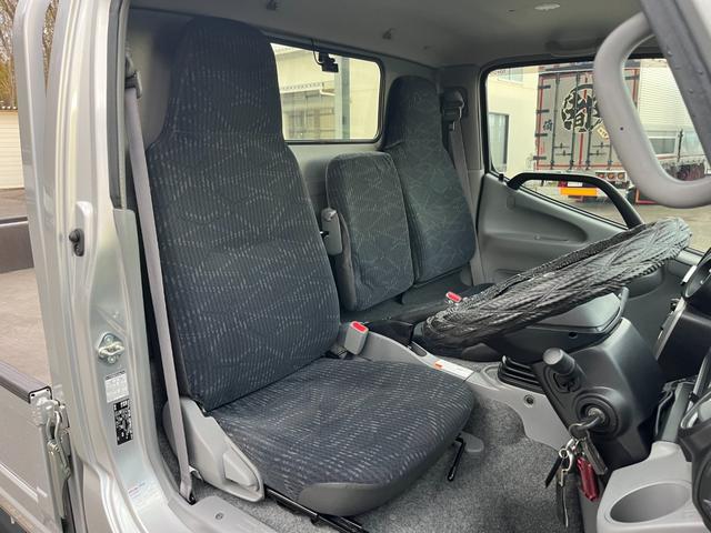 ダイナトラック 　平ボディ（４ＷＤ）／１．５ｔ積／ステンレス丸パイプ・Ｓ角バンパー・リヤバンパー／キャビンメッキ／ナビ／低床／５ＭＴ／両側電格ミラー／フルセグＴＶ／Ｂｌｕｅｔｏｏｔｈ／ディーゼル／ドラレコ（12枚目）