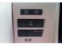 マルチテレインモニタースイッチ、電動リアデフロックスイッチです。リアデフは、後輪のどちらかがスタックした際、後輪左右を直結し、空転する反対側のタイヤに駆動力を伝え、走破性を高めるシステムです。