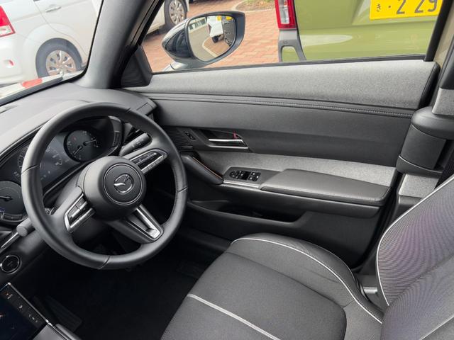 ＭＸ－３０ロータリーＥＶ ナチュラルモノトーン　メーカー装着８．８型ＳＤナビ　ハーフレザーシート　ｉ－ＡＣＴＩＶＳＥＮＳＥ　３６０°ビューモニター　ＢＳＭ　ＢＯＳＥサウンド　ＨＵＤ　パーキングセンサー　フルＬＥＤヘッドライト　純正１８インチＡＷ（3枚目）