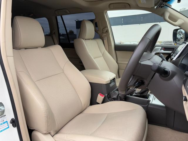 ランドクルーザープラド TX Lパッケージ 買取直販 寒冷地仕様 コムテック前後ドラレコ メーカー装着9型メモリーナビ 本革シート BSM RCTA パノラミックビューモニター 14スピーカー ルーフレール サンルーフ 純正19インチAW(23枚目)