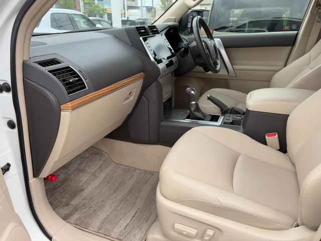 ランドクルーザープラド TX Lパッケージ 買取直販 寒冷地仕様 コムテック前後ドラレコ メーカー装着9型メモリーナビ 本革シート BSM RCTA パノラミックビューモニター 14スピーカー ルーフレール サンルーフ 純正19インチAW(26枚目)