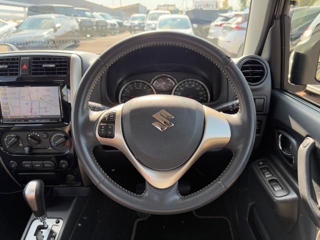 ジムニー ランドベンチャー パナソニックSDナビ フルセグTV バックモニター 革巻きステアリング ハーフレザーシート 運転席シートヒーター ETC車載器 サイドステップ LEDウィンカーミラー 純正16インチAW スペアタイヤ(4枚目)