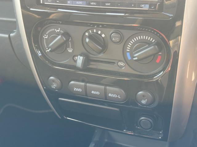 ジムニー ランドベンチャー パナソニックSDナビ フルセグTV バックモニター 革巻きステアリング ハーフレザーシート 運転席シートヒーター ETC車載器 サイドステップ LEDウィンカーミラー 純正16インチAW スペアタイヤ(11枚目)