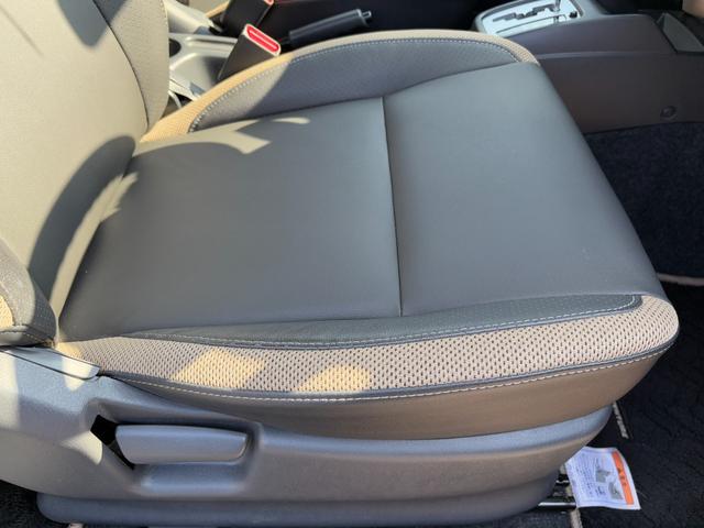 ジムニー ランドベンチャー パナソニックSDナビ フルセグTV バックモニター 革巻きステアリング ハーフレザーシート 運転席シートヒーター ETC車載器 サイドステップ LEDウィンカーミラー 純正16インチAW スペアタイヤ(17枚目)