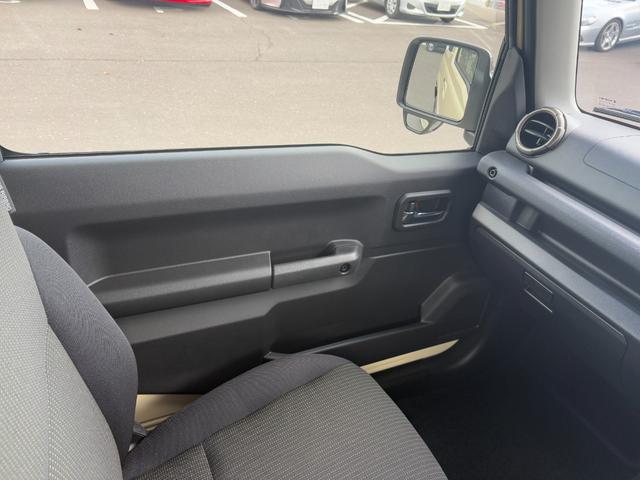 ジムニー XC 届出済未使用車 オーディオレス 革巻きステアリング 前席シートヒーター スズキセーフティサポート オートライト クルーズコントロール 純正LEDヘッドライト 純正フォグランプ 純正16インチAW(4枚目)