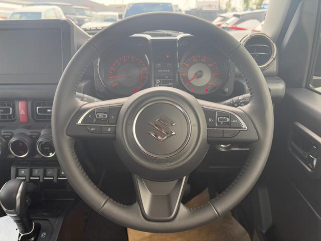 ジムニー XC 届出済未使用車 オーディオレス 革巻きステアリング 前席シートヒーター スズキセーフティサポート オートライト クルーズコントロール 純正LEDヘッドライト 純正フォグランプ 純正16インチAW(5枚目)